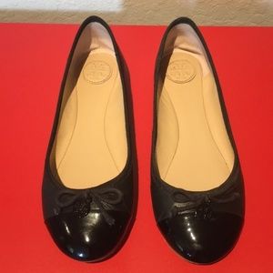 TORY BURCH BLACK CAP TOE BALLET FLATS (CHELSEA)